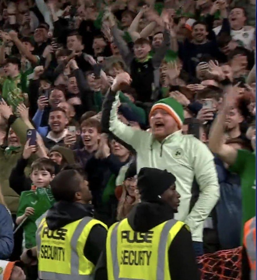 Nhiều lời lẽ thô tục vang lên khắp nơi hướng về Ronaldo