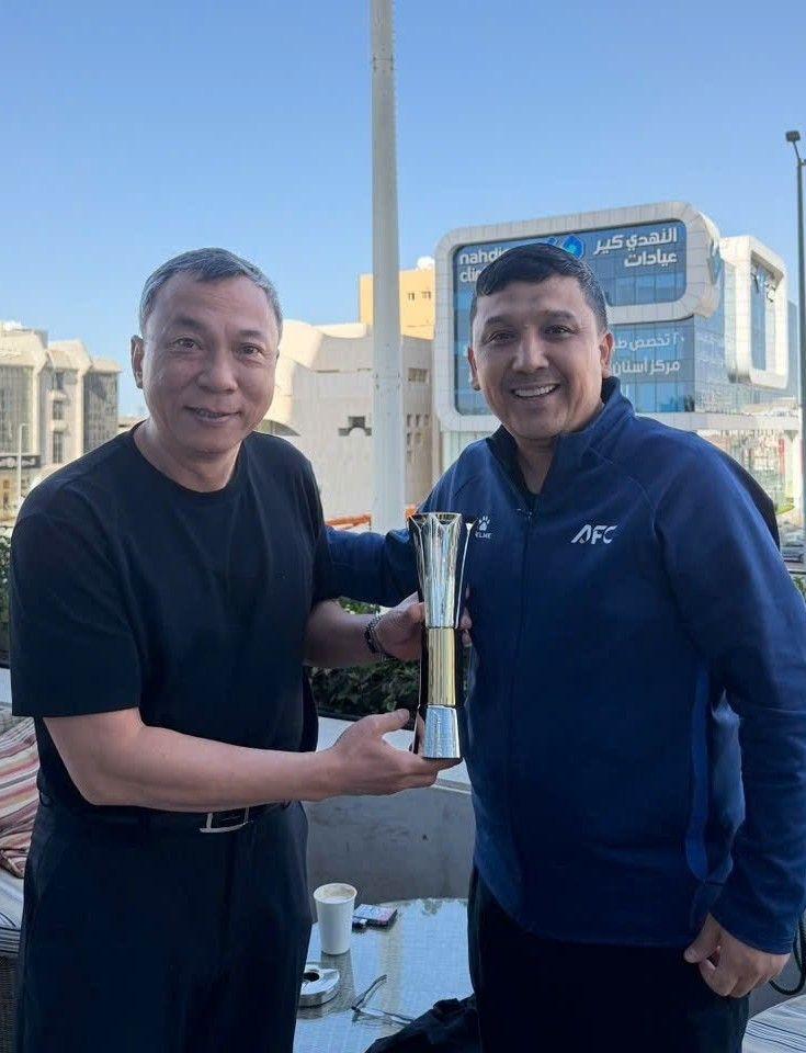 Kỷ niệm chương vua phá lưới được đại diện AFC trao trực tiếp cho Chủ tịch LĐBĐ Việt Nam Trần Quốc Tuấn